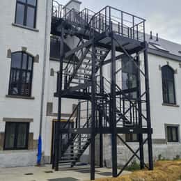 Escalera de incendios en aluminio para edificio de oficinas.