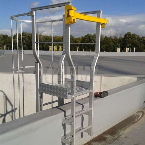 Escalera de jaula con aterrizaje en parapeto hecha a la medida.