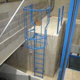 Escalera de jaula con revestimiento de polvo de poliéster para acceso al entrepiso