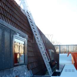 Escalera de mano usada en el exterior para acceso a un techo.
