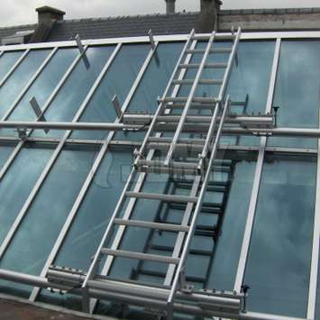 Escalera de mano inclinada para la limpieza de ventanales en el tejado - Unidad de mantenimiento de edificios