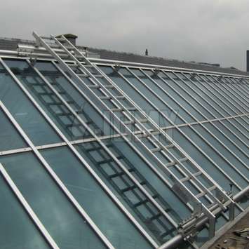 Escalera de mano móvil para la limpieza de ventanales en el tejado - Unidad de mantenimiento de edificios
