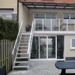 Escalera de metal para exteriores usada para acceder a terrazas o jardines