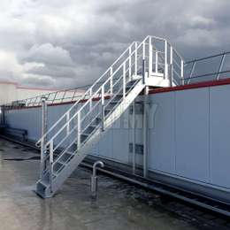 Doble escalera y plataforma para acceder a diferentes niveles del techo