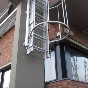 Solución antirrobo con una zona libre de hasta 3m. Escalera de aluminio balanceada con contrapesos que permiten una apertura suave. Puede deslizarse desde arriba o desde abajo y puede equiparse con una jaula o usarse como extensión de otra estructura.