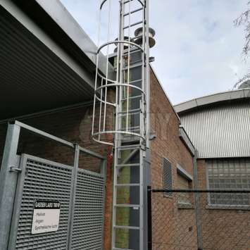 Escalera fija con opción de prevención de acceso no deseado para el uso sobre vías.