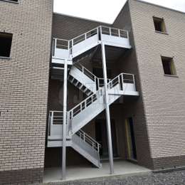 Escalera exterior para un edificio de apartamentos de dos pisos 