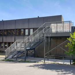 Escalera exterior para evacuación de emergencia en un edificio de oficinas