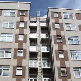 Escalera fija utilizada para la evacuación de emergencia de un edificio de gran altura, con balcones de acceso.