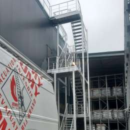 Escalera de acceso y evacuación de techos en un edificio industrial.