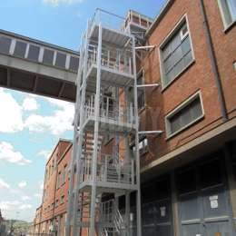Escalera industrial de escape de incendios ubicada afuera de una fábrica.