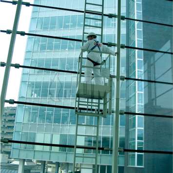 Escalera móvil colgante, vertical, y plataforma para limpieza de ventanas.