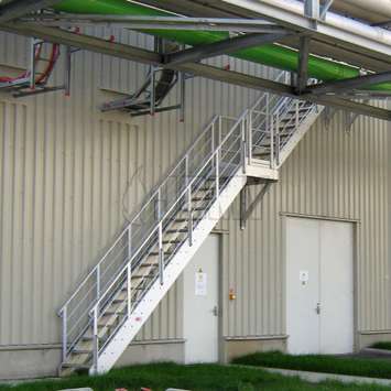 Escalera para acceso industrial para planta de refinería.