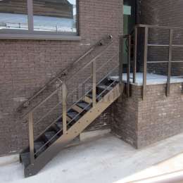 Escalera recta de aluminio y pasamanos instalado en la pared