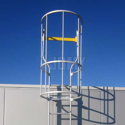 Escalera vertical con extensiones ampliadas en posición vertical superiores y una puerta de seguridad.