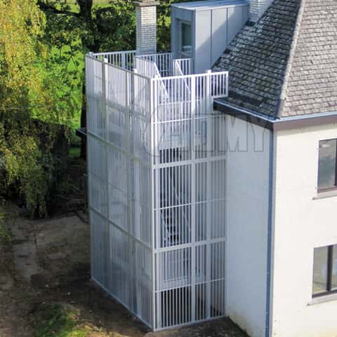 Escaleras con distintos tipos de seguridad y un panel decorativo.