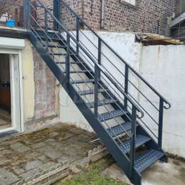 Escaleras de balcón para acceder al jardín desde el primer piso 