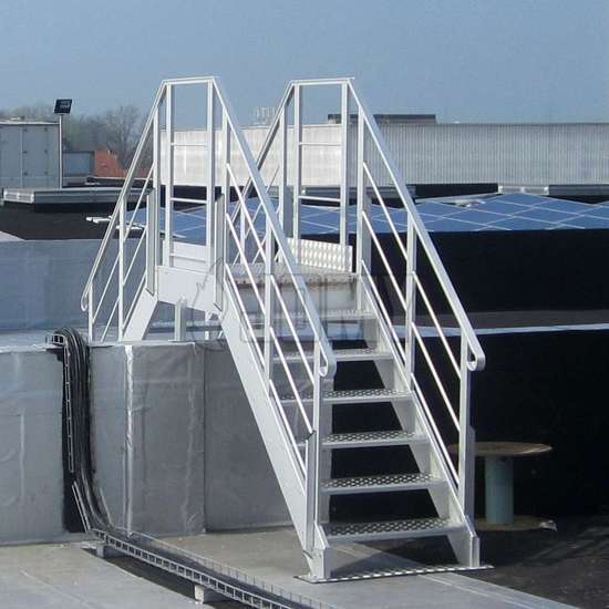 Escaleras de cruce en el techo de una factoría, usadas para cruzar un muro.