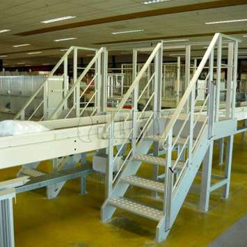 Escaleras de cruce con escaleras paralelas en línea de producción.