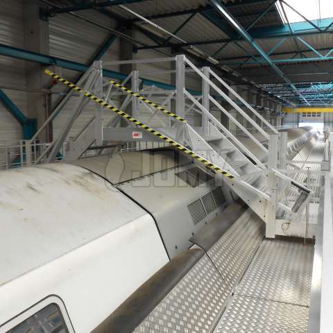 Escaleras de cruce movibles usadas para el mantenimiento de trenes.