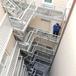 Escaleras de salida y balcones de pasarela para apartamentos pequeños con placas perforados.