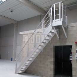 Escalera de entresuelo en aluminio para uso interior y exterior.