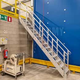 Escalera de entresuelo en aluminio para uso interior y exterior.