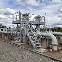 Escaleras de aluminio para el acceso y mantenimiento de máquinas en fábrica.