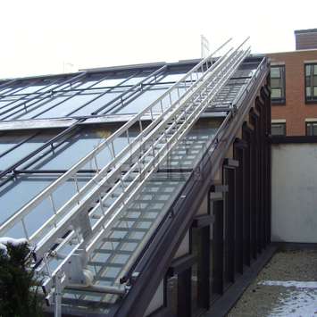 Escaleras inclinadas con pasamanos para la limpieza de ventanales en el techo - Unidad de mantenimiento de edificios