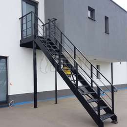 Escaleras rectas para hogar de 1 piso, con plataforma de descanso y pintadas de negro.