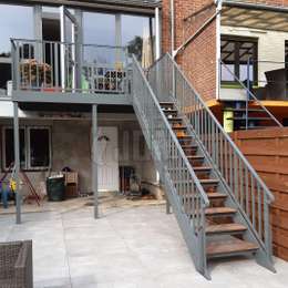 Escaleras industriales y cubiertas de terraza con escalones y pisos de madera noble.