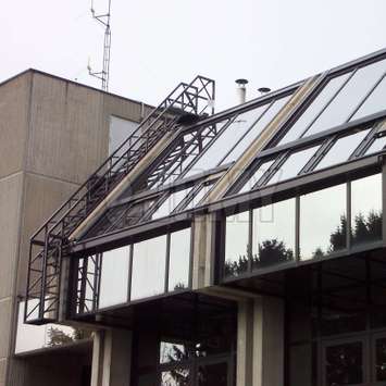 Escaleras móviles para mantenimiento de techos de vidrio - Unidad de mantenimiento de edificios
