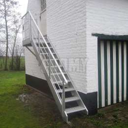 Escaleras residenciales para acceder al primer piso de una casa de campo