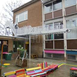 Escalier d'évacuation pour une école.