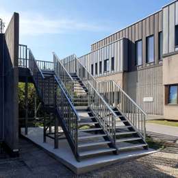 Escalier en métal peint pour accès au bâtiment, en aluminium.