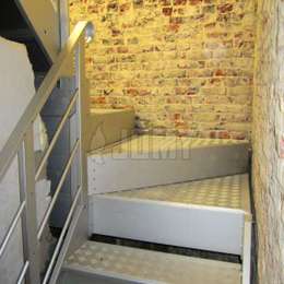 Escalier intérieur en aluminium avec contremarches.