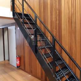 Escalier intérieur industriel noir, avec marches antidérapantes.