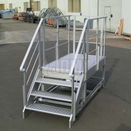 Plateforme de travail mobile industrielle avec escaliers et garde corps.