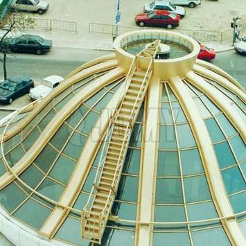 Escaliers avec garde-corps pour le nettoyage d'un dome vitré - Building Maintenance Unit