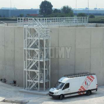 Escaliers de 3 étages et plateforme industriels utilisées pour l'accès à un réservoir de stockage.