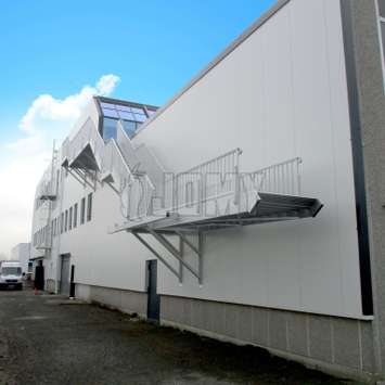 Escaliers extérieurs contrebalancés pour l'évacuation de bureaux.