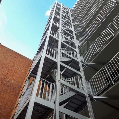 escalier de secours pour évacuer un immeuble d’appartements.