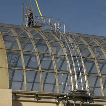 Escalier courbe mobile pour l'entretien d'une façade et le nettoyage des vitres.