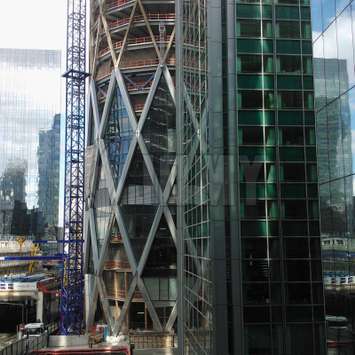 Estructura reforzada para el mantenimiento de edificios de gran altura.