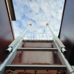Feste Leiter für den Zugang zu einem Flachdach durch das Dachfenster.