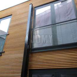 1-stöckige schwarze ausklappbare Leiter für ein Wohnungsfenster.