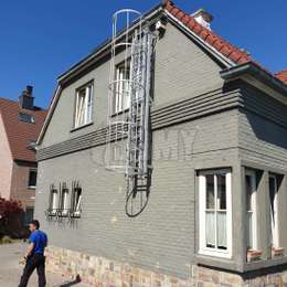 1 story fire escape drop-down ladder with cage for the evacuation of a family house.