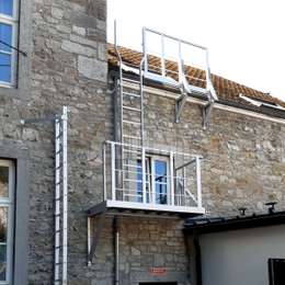 Roof escape ladder with fall protection and intermediate balcony