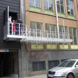 Gegengewichtete Treppe außerhalb einer Schule zur Evakuierung entlang der Straße