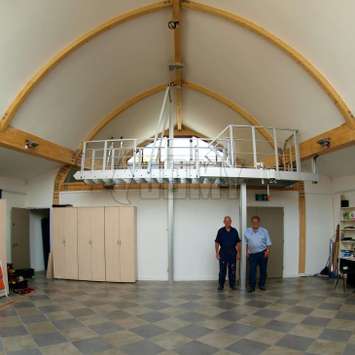 Geghengewichtetetreppe, die im Innenbereich für den Zugang zum Zwischengeschoss verwendet werden Geghengewichtetetreppe für den Zugang zu einem Zwischengeschoss in Innenräumen.